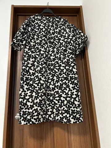 꽃무늬 반팔 무릎 기장 원피스