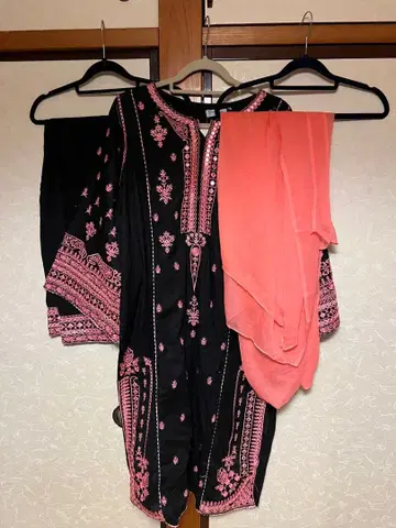 블랙과 핑크 자수 파키스탄 수트 살와르 카미즈