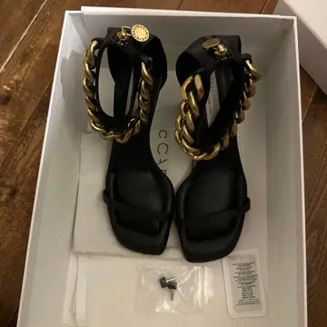 체인 장식 블랙 샌들 하이힐