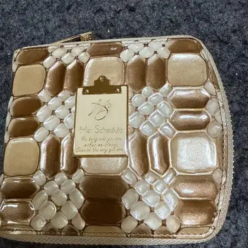 하스 스케줄 광택 골드 컬러 이단 접이식 지갑