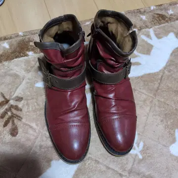 버클 달린 빨간색 가죽 지퍼 부츠