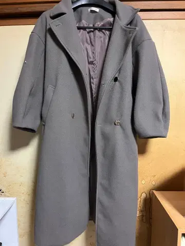 그레이 롱 코트 장식 버튼 포함