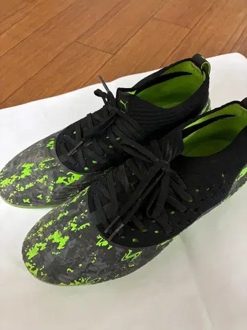Puma Future 블랙/그린 스파이크 슈즈