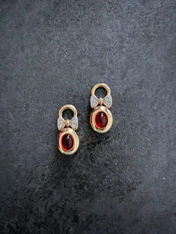 AGATHA 리본 빨간색 스톤 참 2세트 골드 컬러