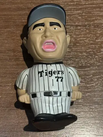 새상품급 타이거즈 77 호시노 센이치 피규어 높이 9cm