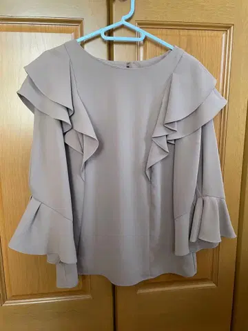 저스길리티 프릴 블라우스