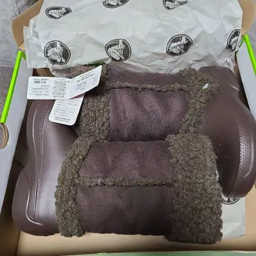 미사용 택 포함 Crocs 23.0 나디아 보아 부츠 브라운