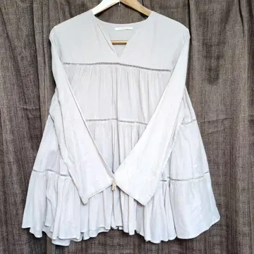 누키테파 티어드 블라우스입니다