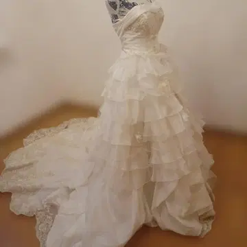 9~11호 프릴 장식 화이트 웨딩 드레스