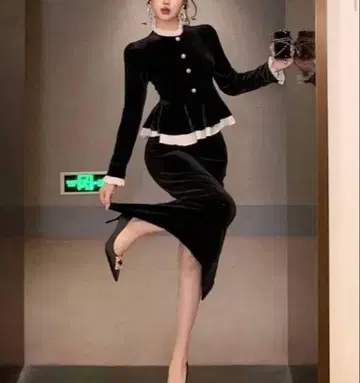 블랙 페플럼 드레스 벨벳