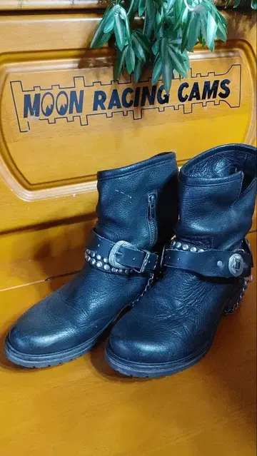 스터드가 달린 블랙 가죽 엔지니어 부츠