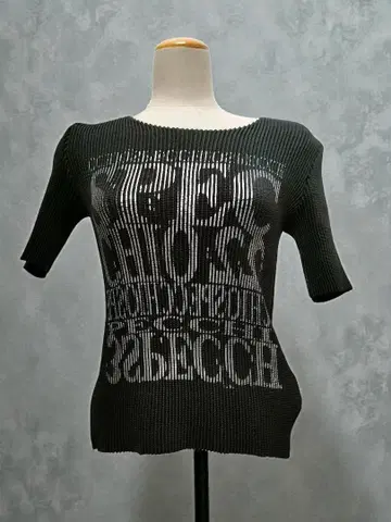 스페치오 플리츠 블랙 티셔츠