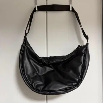 [ 새상품급 ] 유니클로C 레더 터치 라운드 숄더백 블랙