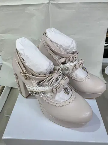 베이지 레이스 장식 하이힐