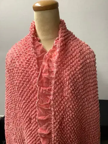 프릴 달린 핑크 스톨 총무늬