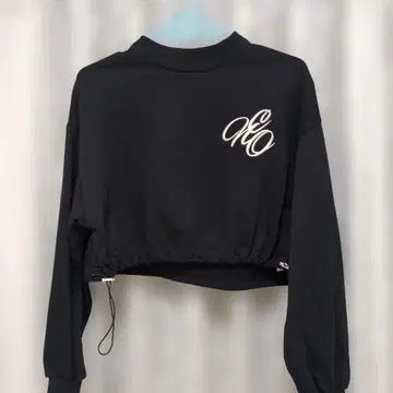 블랙 크롭 맨투맨 로고 자수