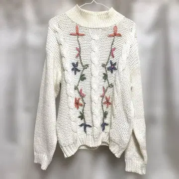 아이보리 꽃무늬 자수 터틀넥 니트