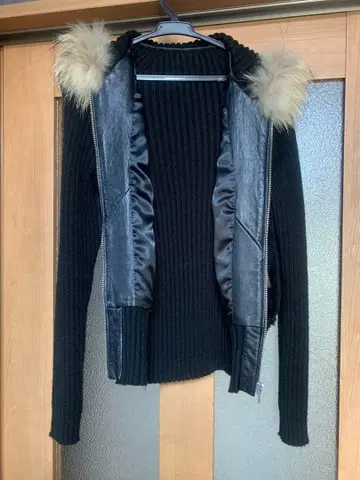 퍼 달린 리브 니트 블랙 후드 자켓