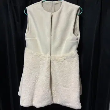 크림색 플리스 슬리브리스 베스트