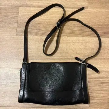 IL BISONTE 천연 가죽 블랙 숄더백