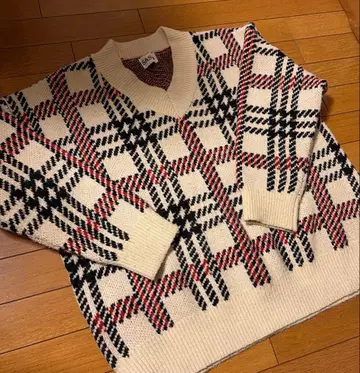 체크 무늬 V넥 니트 스웨터