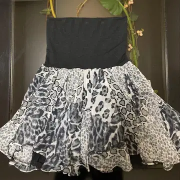 FIRST 플레어 스커트 블랙 화이트