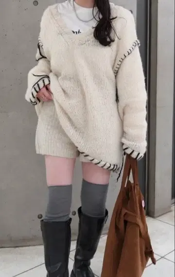 아이보리 오버 사이즈 니트