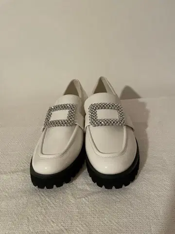 Artemis by Diana 비쥬 로퍼 화이트