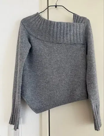 MOUSSY 오프숄더 그레이 스웨터