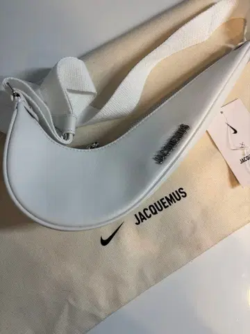 NIKE JACQUEMUS 르 스위시 스우시 백