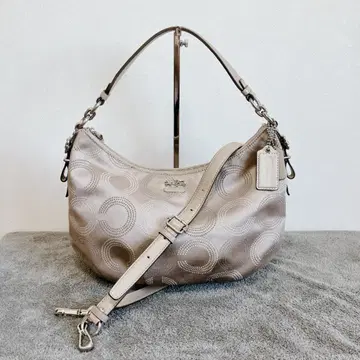 베이지 원형 엠보싱 가공 숄더백