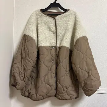 디스코트 보아 절개 퀼팅 코트