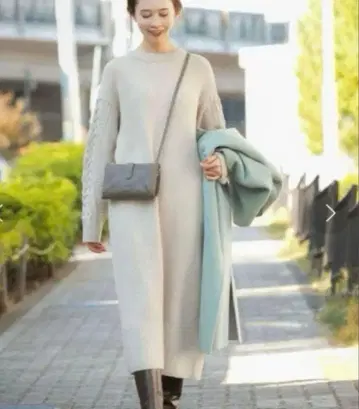 어반리서치 로쏘의 케이블 슬리브 니트 원피스입니다.