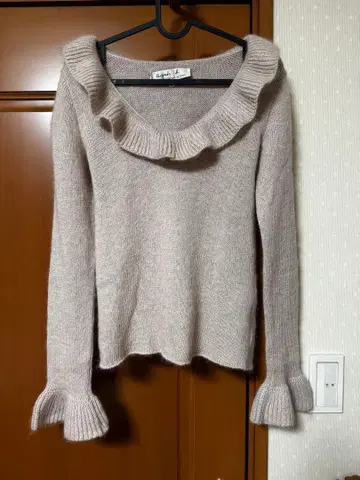 에네스베 프릴 칼라 니트