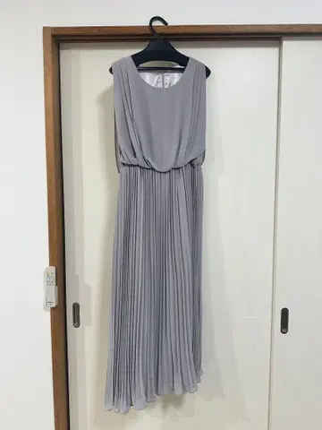 그레이 플리츠 슬리브리스 드레스