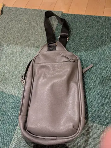 그레이 숄더백 합성 피혁