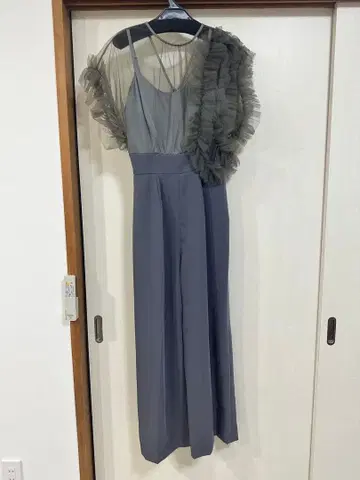 그레이 프릴 장식 점프수트