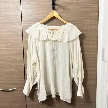 Whim Gazette 옷깃 프릴 블라우스