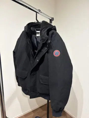GAP 블랙 다운 자켓 후드 부착