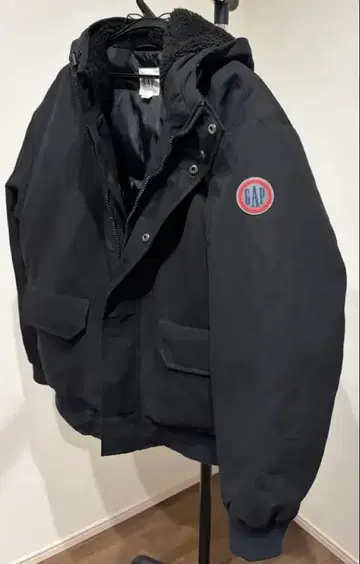 GAP 블랙 다운 자켓 후드 부착