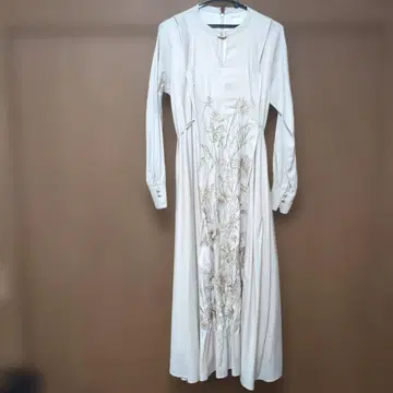 AMERI. 꽃무늬 자수 화이트 A라인 원피스