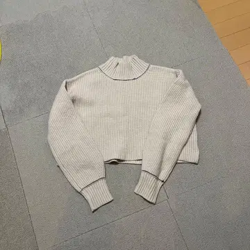 아이보리 하이넥 크롭 스웨터