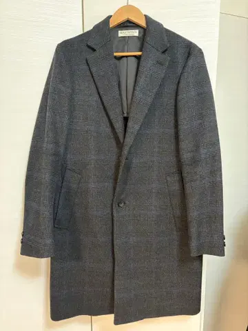 그레이 계열 체크 무늬 체스터 코트