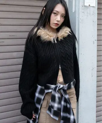 퍼 블랙 니트 크롭