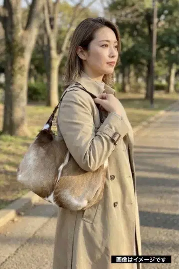 가젤 천연 소재 퍼 핸드백입니다.