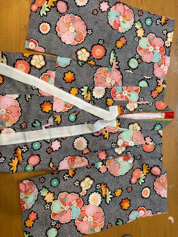 시치고산 꽃무늬 기모노와 화이트 컬러 의상