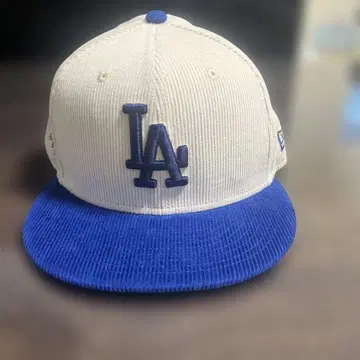 새상품 NEWERA와 UNDEFEATED의 콜라보 캡 화이트/블루