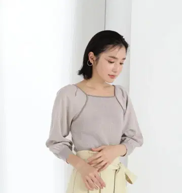 바이컬러 숄더 턱 니트 NATURAL BEAUTY BASIC