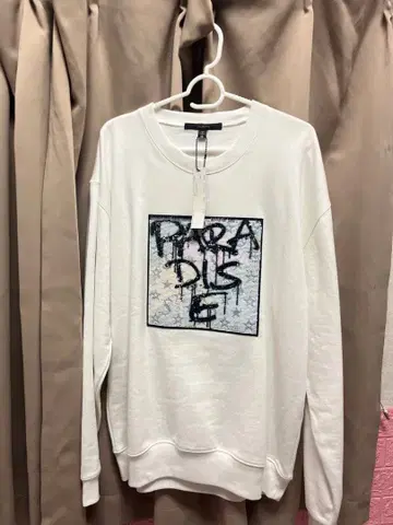 그래픽 프린트 화이트 트레이닝복