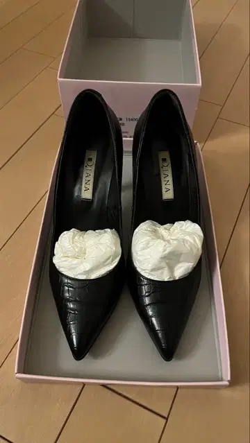 DIANA 크로커다일 패턴 펌프스